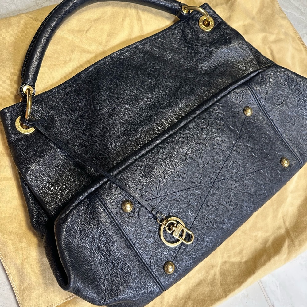 Louis Vuitton artsy MM navy 💙